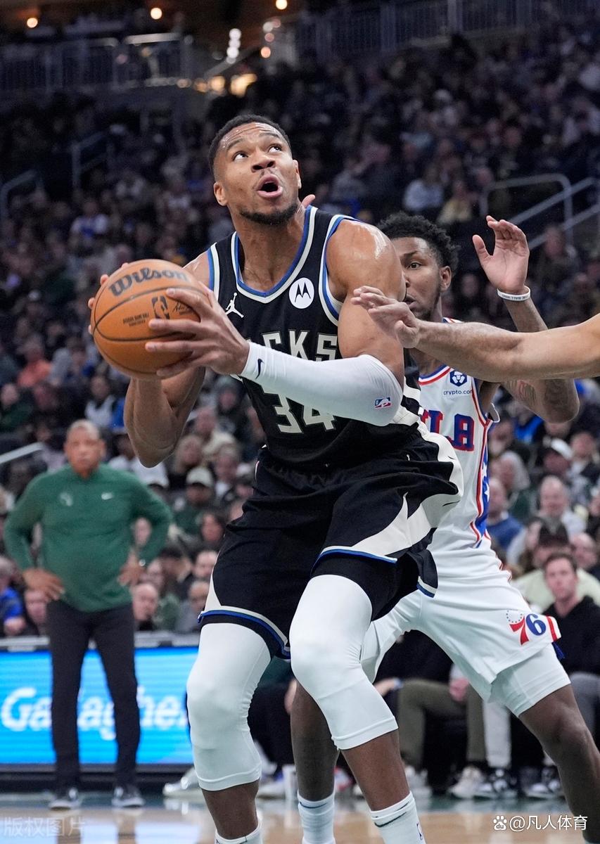 北美篮球巨星突破生涯里程碑，球迷欢呼不已的简单介绍