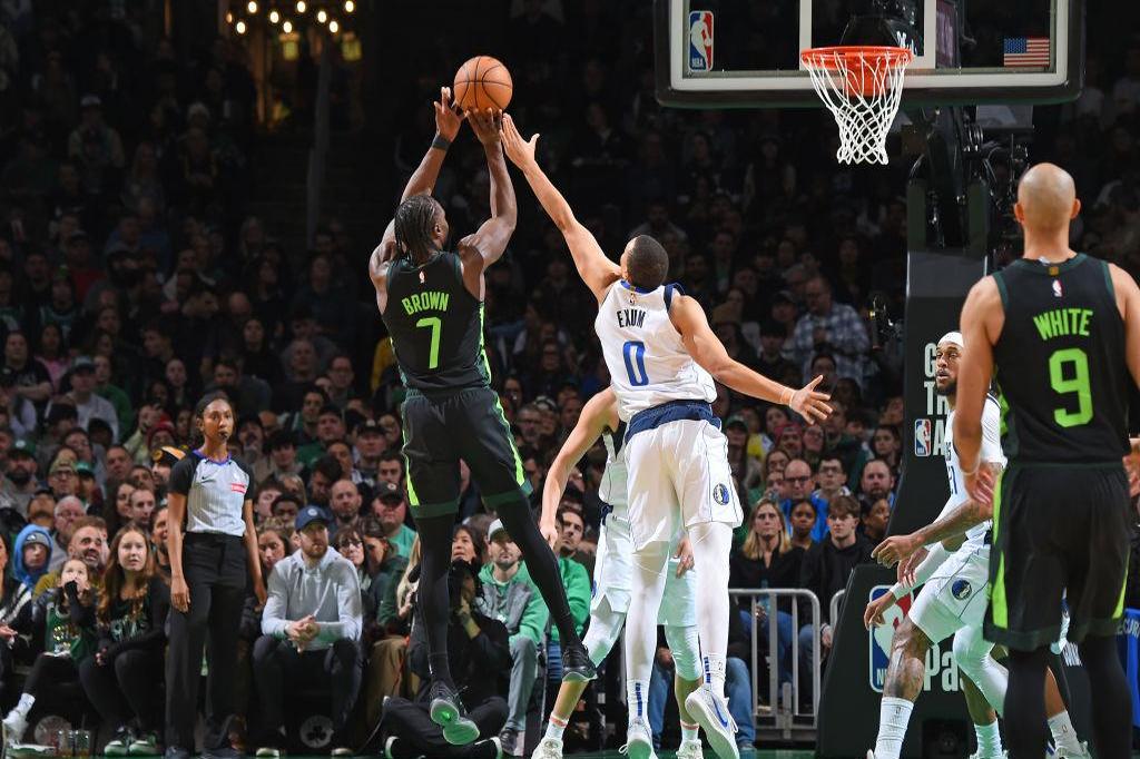 科维托娃关键节点回归赛场，独行侠带队取胜！